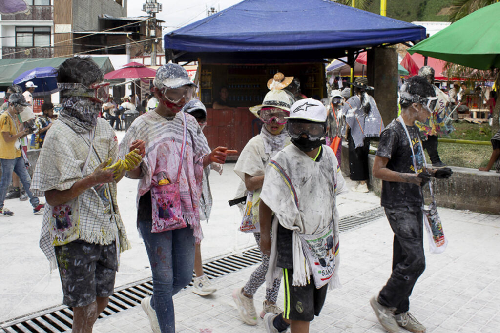 Serie fotográfica del Carnaval de Negros y Blancos en Pasto, Colombia, con retratos y escenas callejeras capturadas por Lina María Zapata