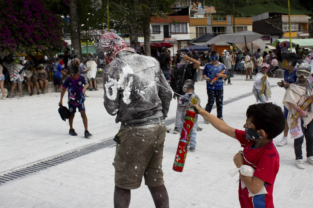 Serie fotográfica del Carnaval de Negros y Blancos en Pasto, Colombia, con retratos y escenas callejeras capturadas por Lina María Zapata