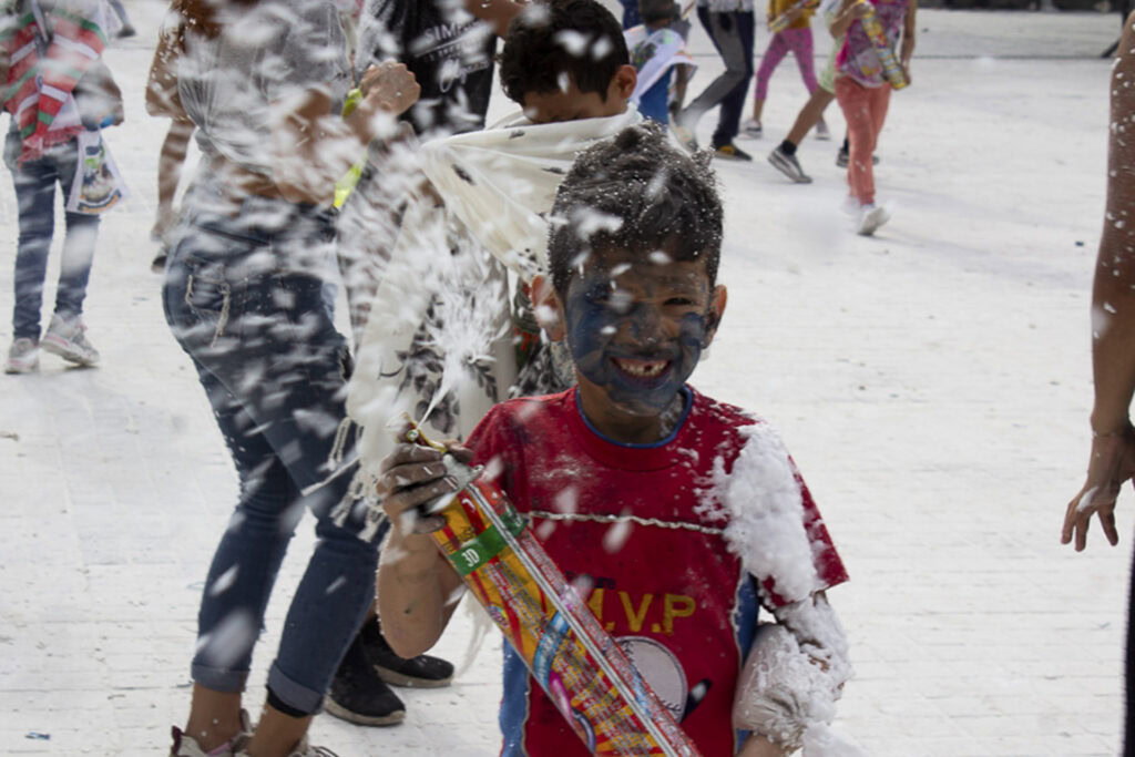Serie fotográfica del Carnaval de Negros y Blancos en Pasto, Colombia, con retratos y escenas callejeras capturadas por Lina María Zapata