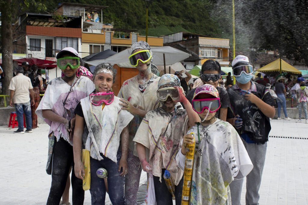 Serie fotográfica del Carnaval de Negros y Blancos en Pasto, Colombia, con retratos y escenas callejeras capturadas por Lina María Zapata
