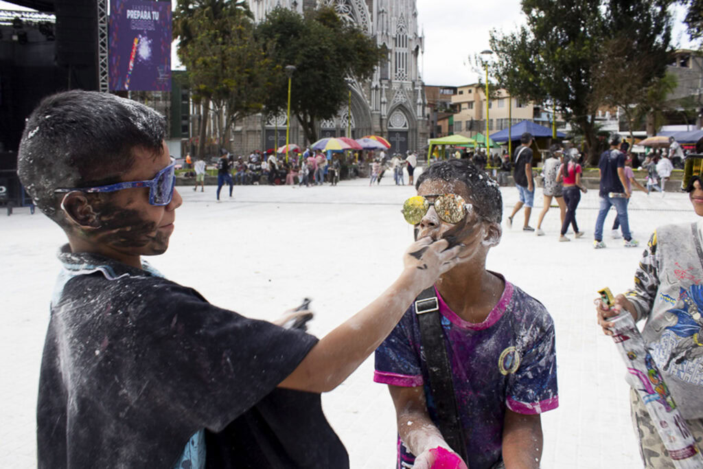 Serie fotográfica del Carnaval de Negros y Blancos en Pasto, Colombia, con retratos y escenas callejeras capturadas por Lina María Zapata
