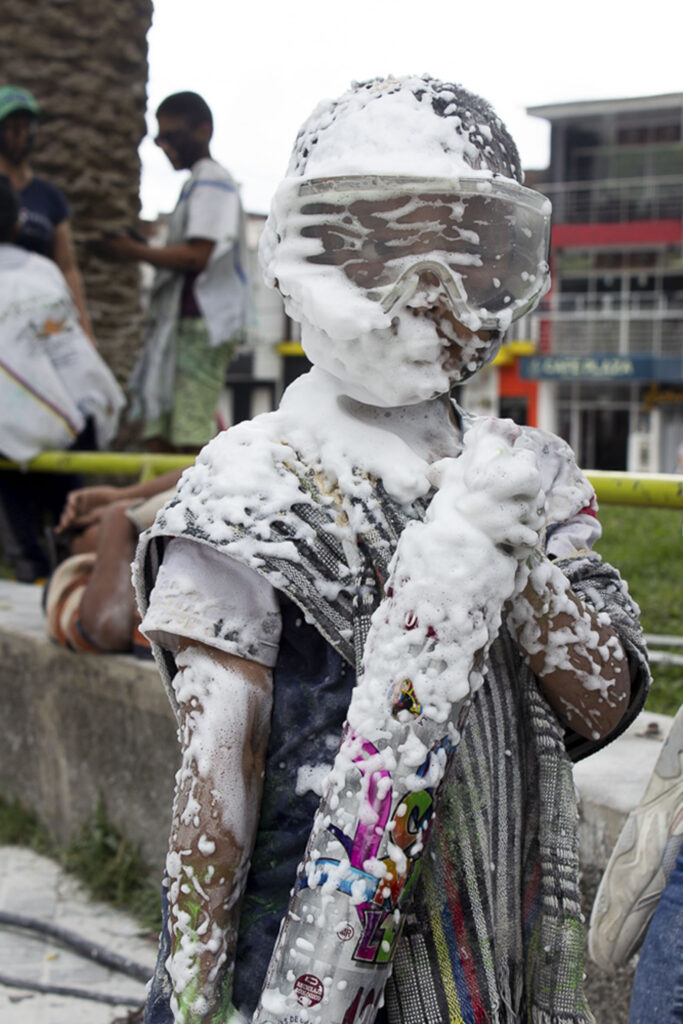 Serie fotográfica del Carnaval de Negros y Blancos en Pasto, Colombia, con retratos y escenas callejeras capturadas por Lina María Zapata
