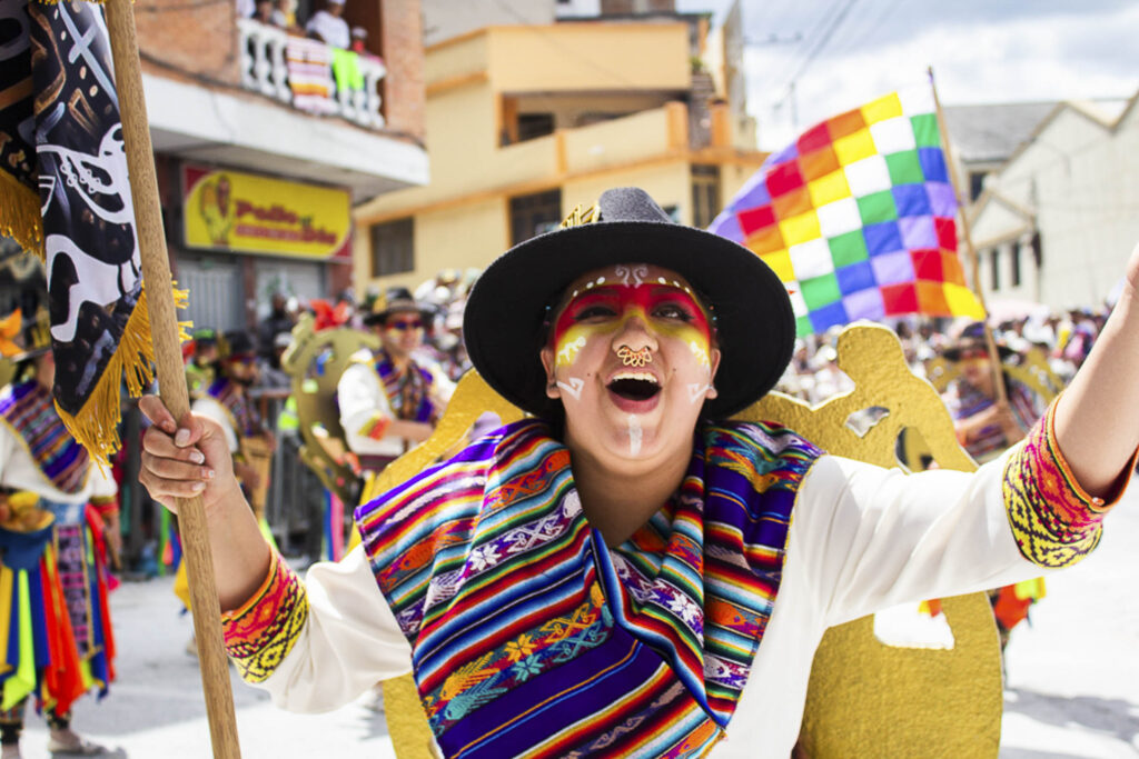 Serie fotográfica del Carnaval de Negros y Blancos en Pasto, Colombia, con retratos y escenas callejeras capturadas por Lina María Zapata