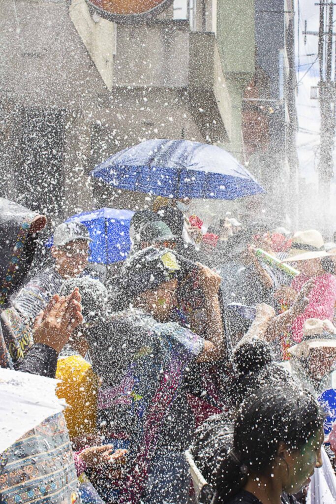 Serie fotográfica del Carnaval de Negros y Blancos en Pasto, Colombia, con retratos y escenas callejeras capturadas por Lina María Zapata