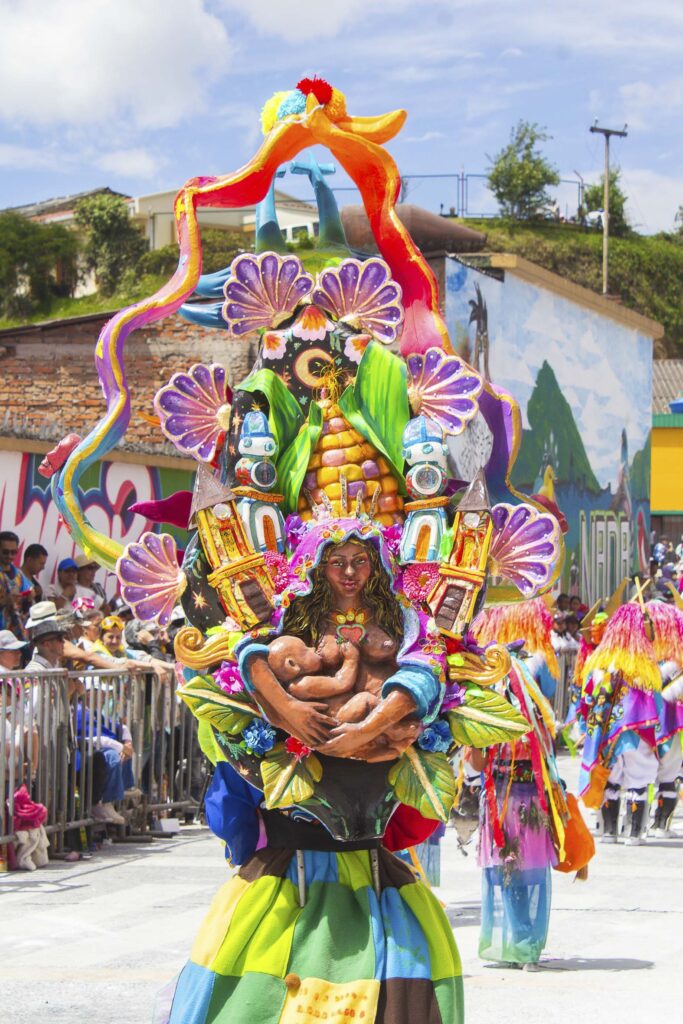 Serie fotográfica del Carnaval de Negros y Blancos en Pasto, Colombia, con retratos y escenas callejeras capturadas por Lina María Zapata