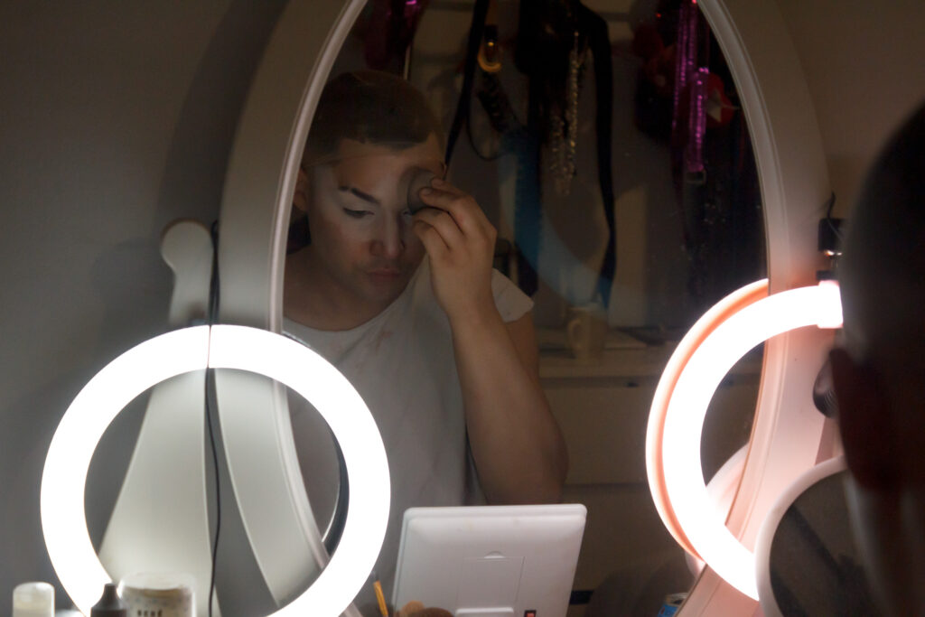 Foto-reportaje documental “La otra cara de la reina” de Lina María Zapata, retrato íntimo de Victoria Banks detrás del personaje drag.