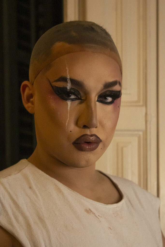 Foto-reportaje documental “La otra cara de la reina” de Lina María Zapata, retrato íntimo de Victoria Banks detrás del personaje drag.