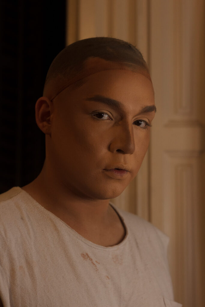 Foto-reportaje documental “La otra cara de la reina” de Lina María Zapata, retrato íntimo de Victoria Banks detrás del personaje drag.