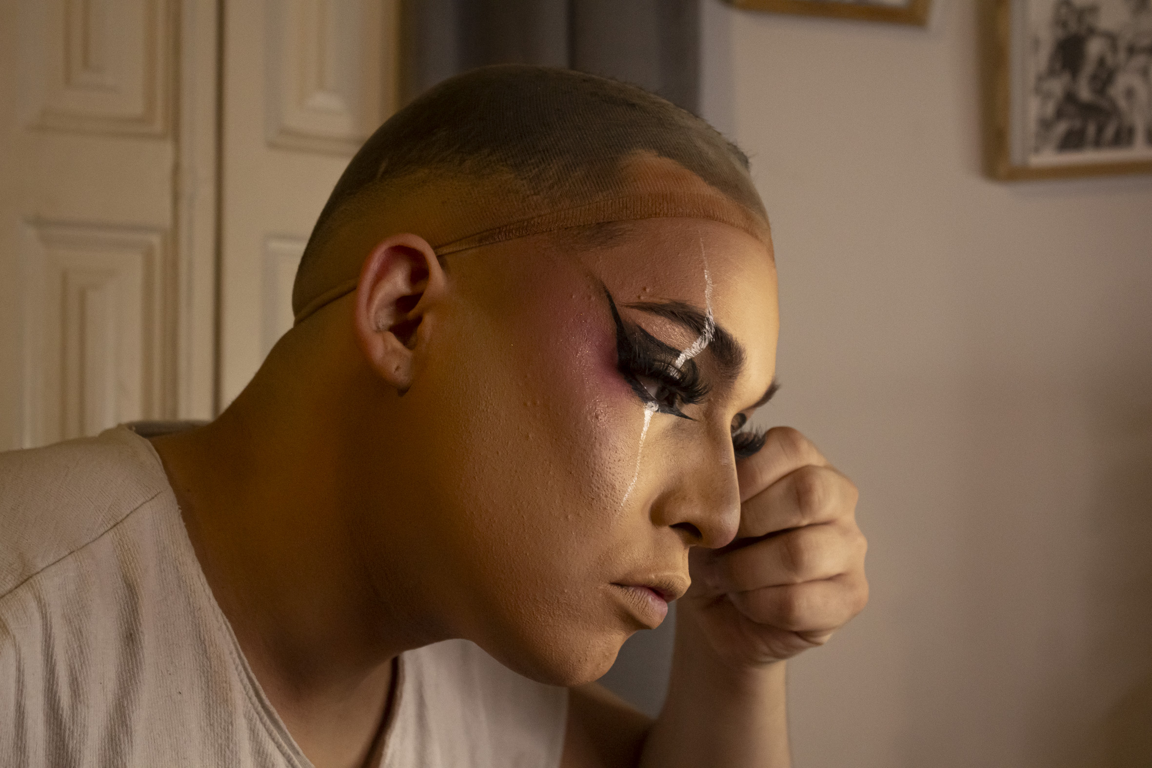 Foto-reportaje documental “La otra cara de la reina” de Lina María Zapata, retrato íntimo de Victoria Banks detrás del personaje drag.