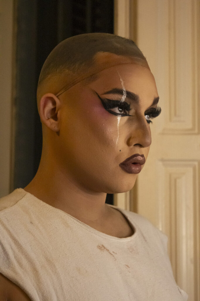 Foto-reportaje documental “La otra cara de la reina” de Lina María Zapata, retrato íntimo de Victoria Banks detrás del personaje drag.