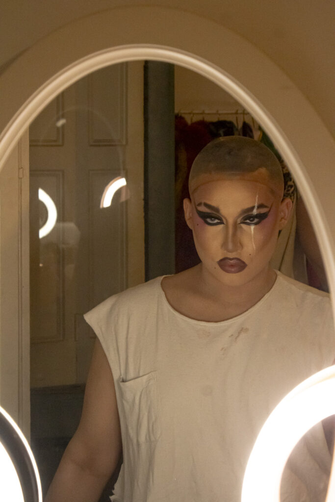 Foto-reportaje documental “La otra cara de la reina” de Lina María Zapata, retrato íntimo de Victoria Banks detrás del personaje drag.