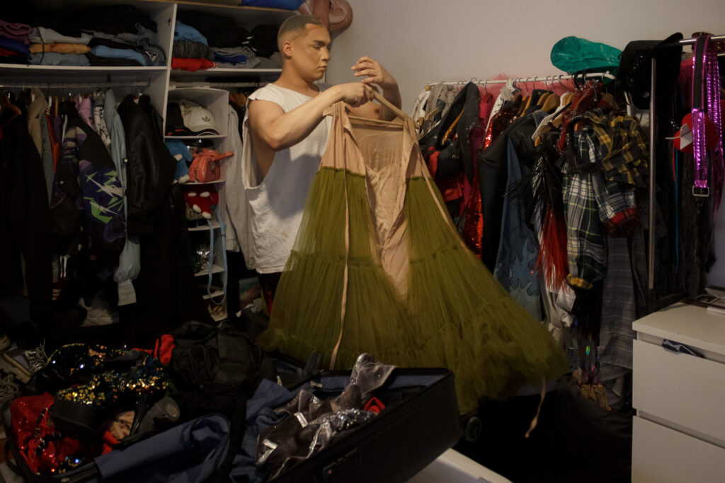 Foto-reportaje documental “La otra cara de la reina” de Lina María Zapata, retrato íntimo de Victoria Banks detrás del personaje drag.