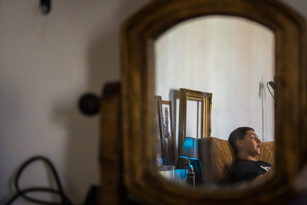 Foto-reportaje documental “La otra cara de la reina” de Lina María Zapata, retrato íntimo de Victoria Banks detrás del personaje drag.